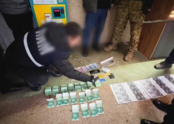 «Таманыңа ийне сайып, майып кылам». Бишкекте акча талап кылган шектүү кармалды