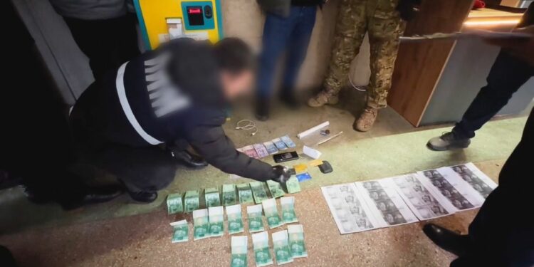 «Таманыңа ийне сайып, майып кылам». Бишкекте акча талап кылган шектүү кармалды