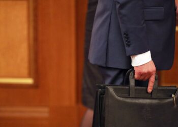 Үч министр кызматтан алынды