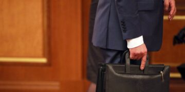 Үч министр кызматтан алынды