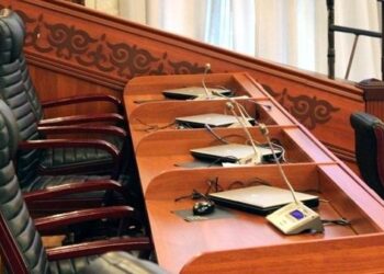 Жогорку Кеңештеги 5 кресло эмнеге бош турат?