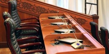 Жогорку Кеңештеги 5 кресло эмнеге бош турат?