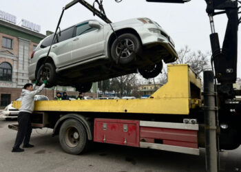 Бишкекте мыйзамсыз токтотулган унааларга каршы масштабдуу рейд өттү