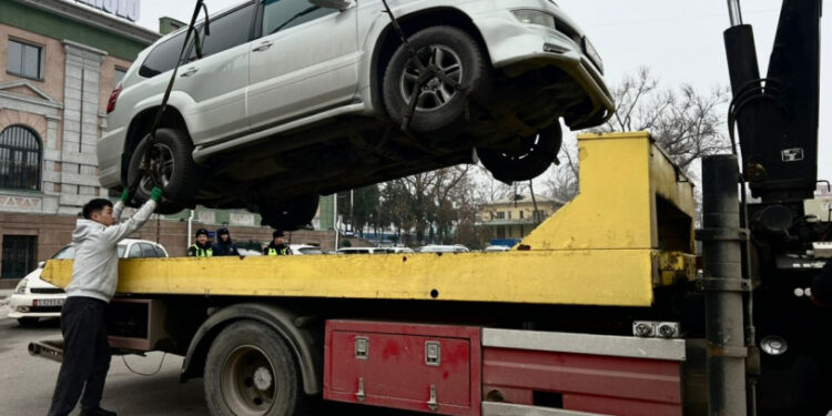 Бишкекте мыйзамсыз токтотулган унааларга каршы масштабдуу рейд өттү