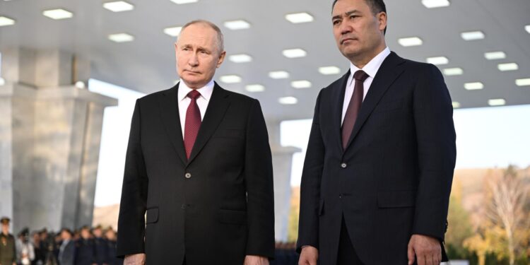 Садыр Жапаров жана Владимир Путин телефон аркылуу сүйлөшүштү