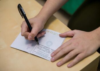 Бишкек мэриясы баланы белгилүү бир мектепке кабыл алуу максатында жасалма каттоого турууда жоопкерчилик бар экенин эскертет