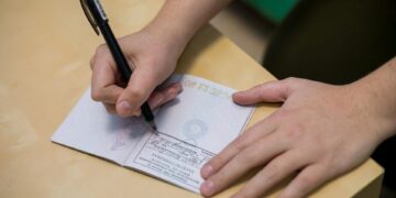 Бишкек мэриясы баланы белгилүү бир мектепке кабыл алуу максатында жасалма каттоого турууда жоопкерчилик бар экенин эскертет