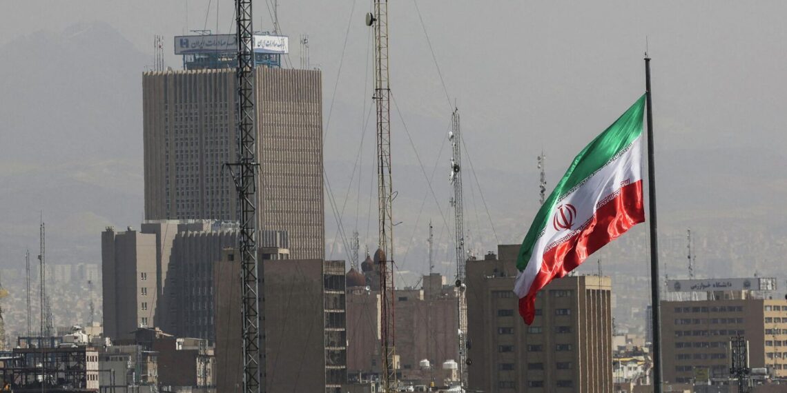 Иранда 100гө жакын кыргызстандык бар, анын ичинен бирөө эвакуацияланды