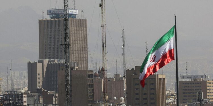 Иранда 100гө жакын кыргызстандык бар, анын ичинен бирөө эвакуацияланды