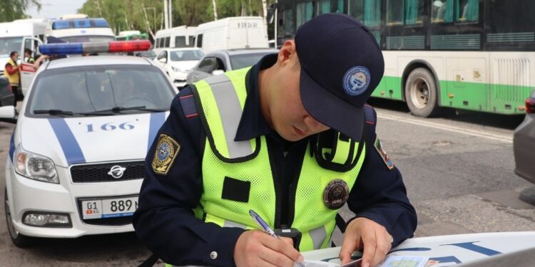 Жол эрежесин бузган айдоочулардан ордунан дароо экзамен алууну көздөгөн мыйзам долбоору парламентте кызуу талкуу жаратты