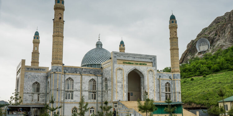 Ош шаарында айт намазы мечиттерде окулат