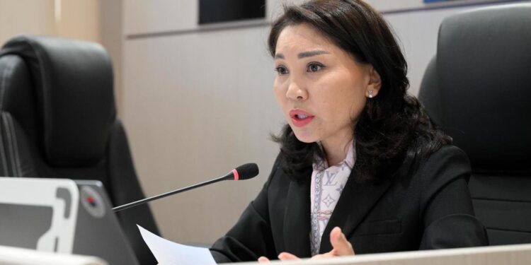 Депутат Сурабалдиева 8-мартка карата жөө жүрүш өткөрүүгө уруксат берүүнү суранды