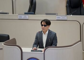 Депутат Бекешев: «Өзгөндөгү мектептерде ЖРТга ондой окуучу гана киргизилип жатат»