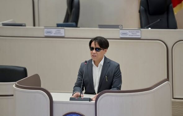 Депутат Бекешев: «Өзгөндөгү мектептерде ЖРТга ондой окуучу гана киргизилип жатат»