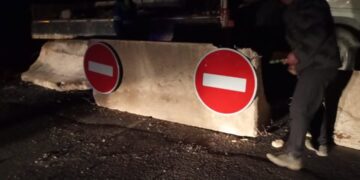 Бишкек-Нарын-Торугарт жолунда тоо бетинен таштар кулап, жол убактылуу жабылды