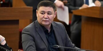 Дипломатиялык жана кызматтык паспорт ээлерин визалык талаптардан бошотуу тууралуу мыйзам долбоорлору колдоо тапты