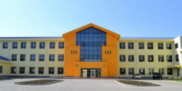 Мыйзамсыз акча чогултуу… Бишкек шаарынын №95 мектебинин директору кызматтан бошотулду