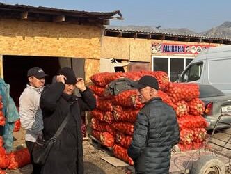 Кытайдан келген картошка 38-40 сомдон, ал эми жергиликтүү картошка 42-44 сомдон сатылып жатат