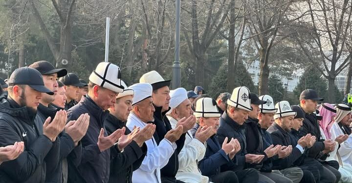 Президент Садыр Жапаров Айт намазга катышты