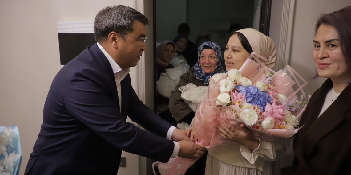 Ошто төрт эм төрөлгөн үй-бүлөгө үч бөлмөлүү батирдин ачкычы тапшырылды