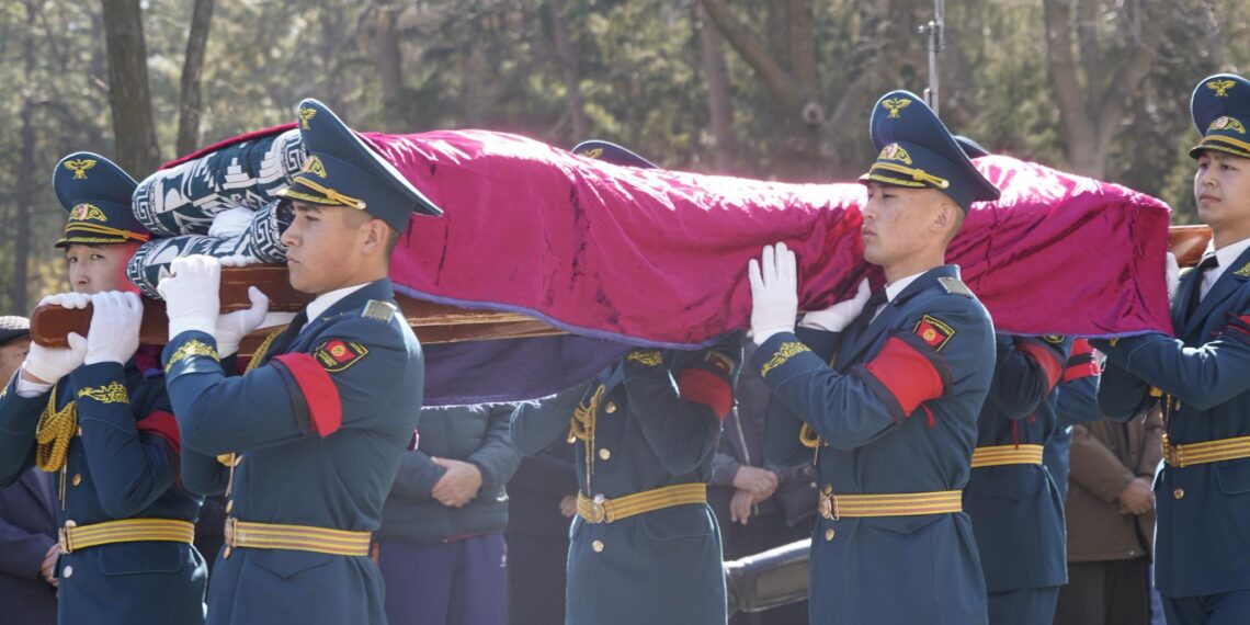 Кыргыз Эл артисти Абдыкалык Акматов акыркы сапарга узатылды