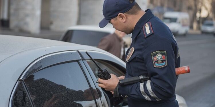 Өлкө башчысы: «Айрым МАИ кызматкерлери өздөрү жол эрежесин толук билбейт»
