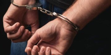 «УКМК тарабынан кармалды, арыз жазам деп коркуткан». Бишкекте 50 миң доллар талап кылууга шектүү кармалды