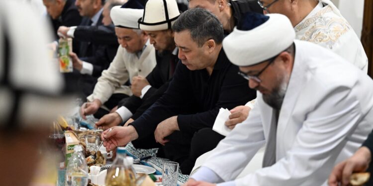 Садыр Жапаров Бишкек шаарындагы борбордук мечитке келгендерге ооз ачар уюштурду