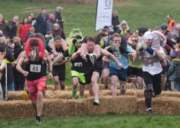 Улуу Британияда аял көтөрүп чуркоо боюнча турнир өттү