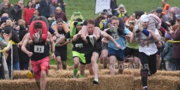 Улуу Британияда аял көтөрүп чуркоо боюнча турнир өттү