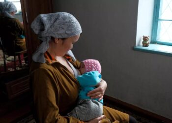 Президент үч жашка чейинки балдар үчүн жаңы мамлекеттик жөлөкпул киргизүү жөнүндө жарлыкка кол койду