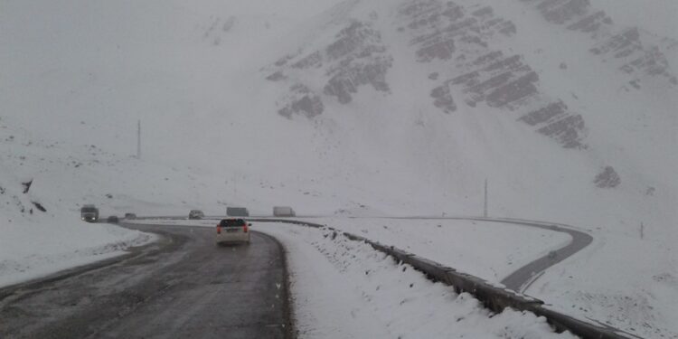 Төө-Ашуу жана Өтмөктө кар жаап жатат