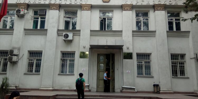 Саламаттыкты сактоо министрлиги интернетке тараган дарыгерлердин айлыгы боюнча түшүндүрмө таратты