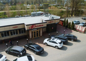 Бишкек мэри Айбек Жунушалиев «Жасмин» кафесинин ээси менен жолукту