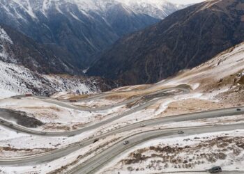 Тоолуу ашууларда кар жаашы жана жолдордун тайгак болушу күтүлөт — айдоочуларга эскертүү