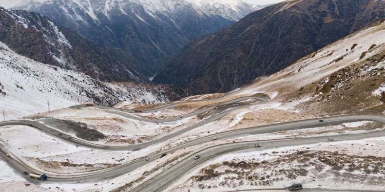 Тоолуу ашууларда кар жаашы жана жолдордун тайгак болушу күтүлөт — айдоочуларга эскертүү
