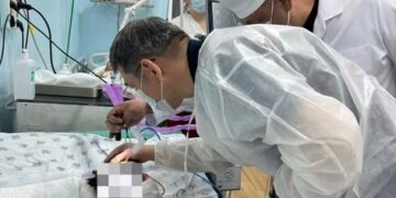 Көп кабаттуу үйдөн апасы менен кошо кулаган кыз жасалма дем алдыруу аппаратына туташтырылды