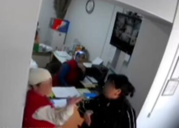 Ата-эненин мугалимге кол көтөрүүсү боюнча интернетке тараган видео тууралуу министрлик үн катты