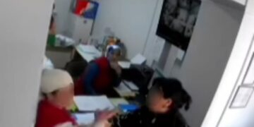 Ата-эненин мугалимге кол көтөрүүсү боюнча интернетке тараган видео тууралуу министрлик үн катты