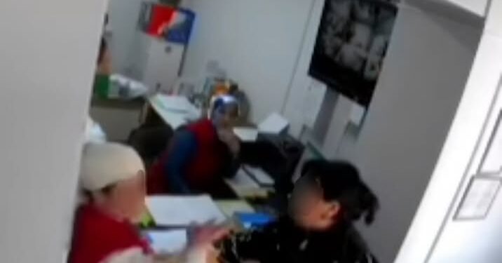 Ата-эненин мугалимге кол көтөрүүсү боюнча интернетке тараган видео тууралуу министрлик үн катты