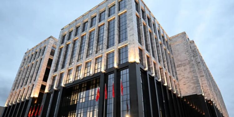 Үй-бүлөсүнө басым жасаган делген УКМКнын кызматкери кызматтан убактылуу четтетилди