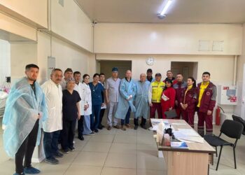 Баткен облусундагы жол кырсыгынан жабыркаган аскер кызматкери Бишкекке жеткирилди