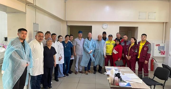 Баткен облусундагы жол кырсыгынан жабыркаган аскер кызматкери Бишкекке жеткирилди