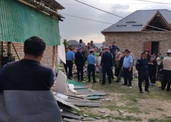 Милиция Ак-Ордодогу мыйзамсыз делген үйлөрдү бузуу боюнча маалымат берди