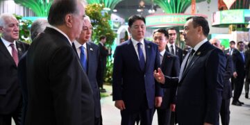 Садыр Жапаров Регионалдык экологиялык саммитке келип, жашыл технологиялар көргөзмөсүн көрүп чыкты