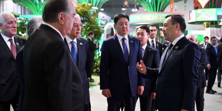 Садыр Жапаров Регионалдык экологиялык саммитке келип, жашыл технологиялар көргөзмөсүн көрүп чыкты