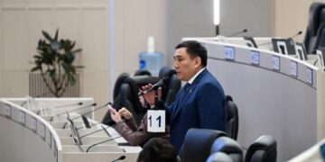 Депутат Сарыбашов: «Дарыгер татыктуу жашай ала турган деңгээлде эмгек акы албаса, көйгөй чечилбейт»