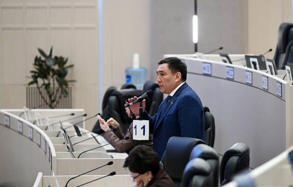 Депутат Сарыбашов: «Дарыгер татыктуу жашай ала турган деңгээлде эмгек акы албаса, көйгөй чечилбейт»