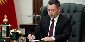 46дан 22ге кыскарды: Садыр Жапаров мамлекеттик сыйлыктар, ардак наамдар жана сый акылар жөнүндө мыйзамга кол койду