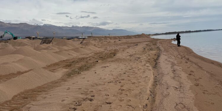 Ысык-Көлдүн акваториясына кум жана топурак төгүлүүсү: Министрлик курулуш компанияларына текшерүү иштерин баштады